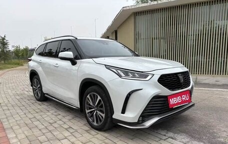 Toyota Crown, 2024 год, 4 400 000 рублей, 3 фотография