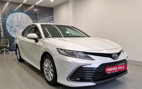 Toyota Camry, 2021 год, 2 800 000 рублей, 3 фотография
