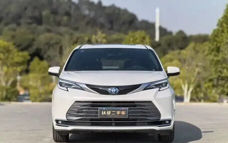 Toyota Sienna, 2022 год, 3 170 000 рублей, 2 фотография