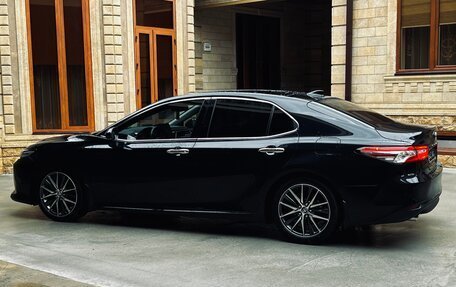 Toyota Camry, 2023 год, 3 390 000 рублей, 2 фотография