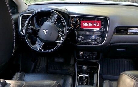 Mitsubishi Outlander III рестайлинг 3, 2017 год, 1 625 000 рублей, 3 фотография