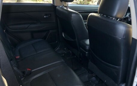 Mitsubishi Outlander III рестайлинг 3, 2017 год, 1 625 000 рублей, 5 фотография