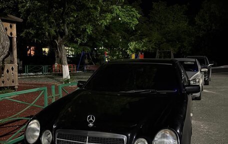 Mercedes-Benz E-Класс, 1998 год, 580 000 рублей, 1 фотография