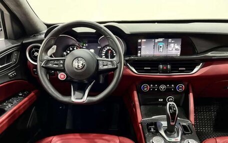 Alfa Romeo Stelvio, 2022 год, 3 020 000 рублей, 6 фотография