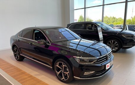 Volkswagen Passat B8 рестайлинг, 2021 год, 2 950 000 рублей, 2 фотография