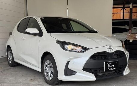 Toyota Yaris, 2022 год, 1 090 000 рублей, 3 фотография