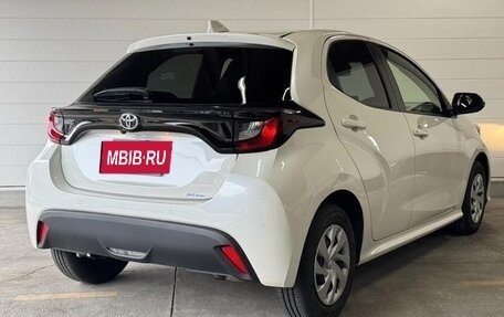 Toyota Yaris, 2022 год, 1 090 000 рублей, 2 фотография