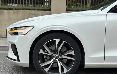 Volvo V60 II, 2022 год, 2 990 080 рублей, 5 фотография