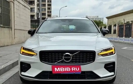 Volvo V60 II, 2022 год, 2 990 080 рублей, 2 фотография