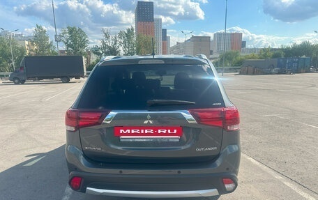 Mitsubishi Outlander III рестайлинг 3, 2016 год, 1 880 000 рублей, 4 фотография