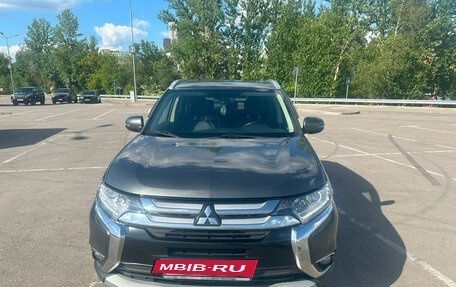 Mitsubishi Outlander III рестайлинг 3, 2016 год, 1 880 000 рублей, 2 фотография