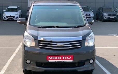 Toyota Noah III, 2011 год, 2 375 000 рублей, 2 фотография