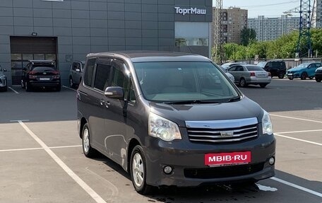 Toyota Noah III, 2011 год, 2 375 000 рублей, 3 фотография
