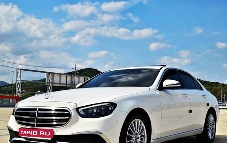Mercedes-Benz E-Класс, 2022 год, 3 077 000 рублей, 3 фотография
