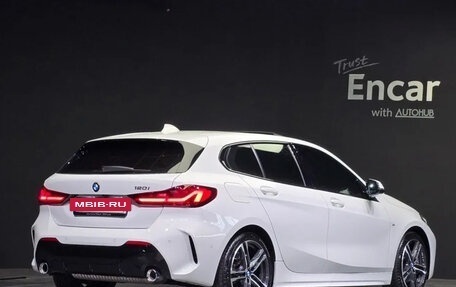 BMW 1 серия, 2022 год, 2 300 000 рублей, 3 фотография