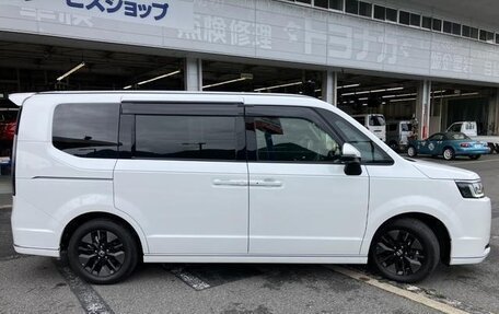 Honda Stepwgn, 2022 год, 2 100 000 рублей, 4 фотография