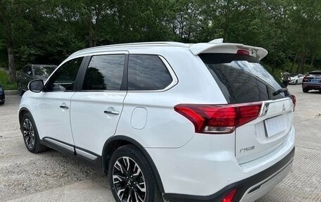 Mitsubishi Outlander III рестайлинг 3, 2022 год, 2 000 000 рублей, 4 фотография