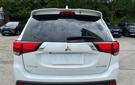 Mitsubishi Outlander III рестайлинг 3, 2022 год, 2 000 000 рублей, 3 фотография