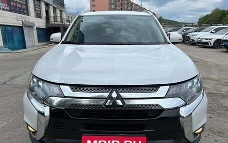 Mitsubishi Outlander III рестайлинг 3, 2022 год, 2 000 000 рублей, 2 фотография