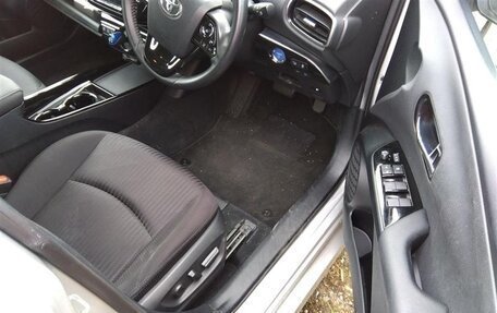 Toyota Prius IV XW50, 2019 год, 1 567 000 рублей, 5 фотография