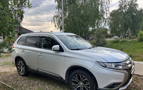 Mitsubishi Outlander III рестайлинг 3, 2015 год, 2 100 000 рублей, 2 фотография