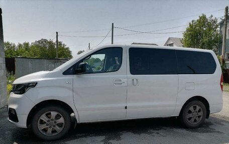 Hyundai Grand Starex Grand Starex I рестайлинг 2, 2018 год, 3 700 000 рублей, 4 фотография