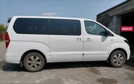 Hyundai Grand Starex Grand Starex I рестайлинг 2, 2018 год, 3 700 000 рублей, 2 фотография