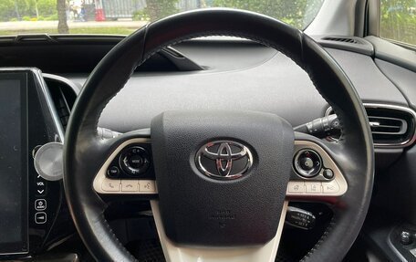 Toyota Prius IV XW50, 2017 год, 2 500 000 рублей, 4 фотография