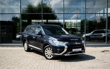 Mitsubishi Outlander III рестайлинг 3, 2021 год, 2 400 000 рублей, 5 фотография