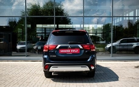 Mitsubishi Outlander III рестайлинг 3, 2021 год, 2 400 000 рублей, 4 фотография