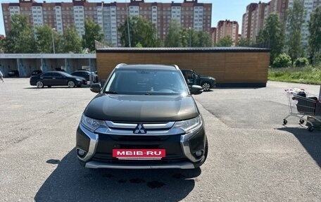 Mitsubishi Outlander III рестайлинг 3, 2018 год, 1 900 000 рублей, 2 фотография