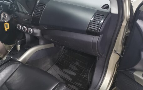 Mitsubishi Outlander III рестайлинг 3, 2006 год, 1 300 000 рублей, 5 фотография