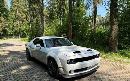 Dodge Challenger III рестайлинг 2, 2017 год, 3 290 000 рублей, 2 фотография