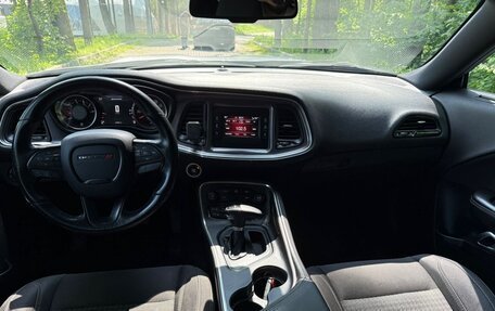 Dodge Challenger III рестайлинг 2, 2017 год, 3 290 000 рублей, 8 фотография