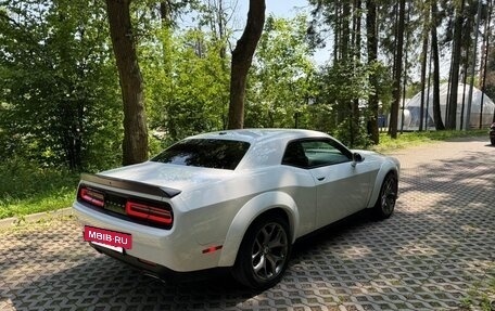 Dodge Challenger III рестайлинг 2, 2017 год, 3 290 000 рублей, 4 фотография