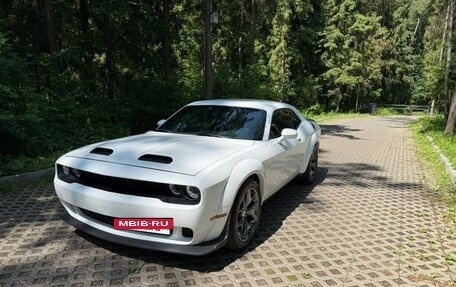 Dodge Challenger III рестайлинг 2, 2017 год, 3 290 000 рублей, 3 фотография