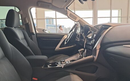 Mitsubishi Pajero Sport III рестайлинг, 2018 год, 2 732 000 рублей, 11 фотография