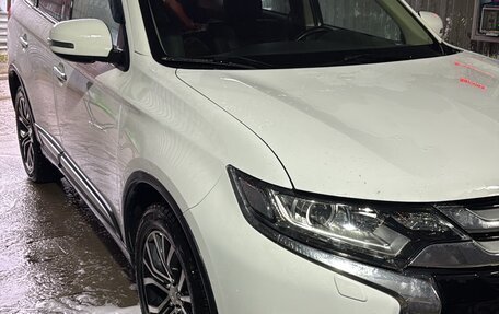 Mitsubishi Outlander III рестайлинг 3, 2016 год, 2 800 000 рублей, 3 фотография