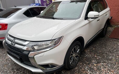 Mitsubishi Outlander III рестайлинг 3, 2016 год, 2 800 000 рублей, 9 фотография