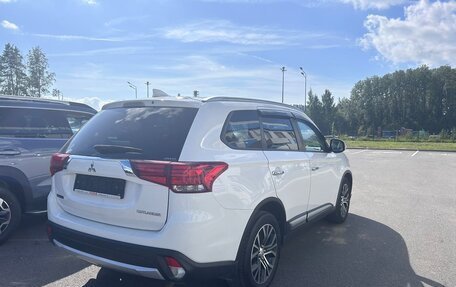 Mitsubishi Outlander III рестайлинг 3, 2016 год, 2 800 000 рублей, 8 фотография