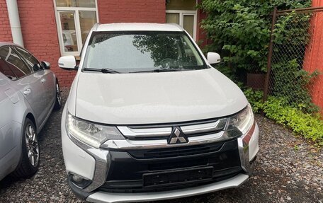 Mitsubishi Outlander III рестайлинг 3, 2016 год, 2 800 000 рублей, 12 фотография