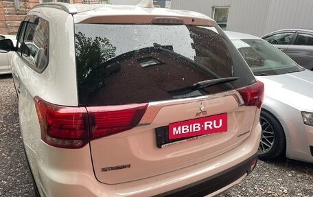 Mitsubishi Outlander III рестайлинг 3, 2016 год, 2 800 000 рублей, 14 фотография