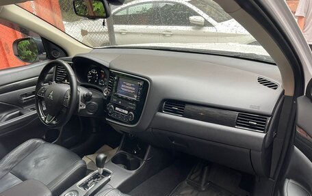 Mitsubishi Outlander III рестайлинг 3, 2016 год, 2 800 000 рублей, 32 фотография
