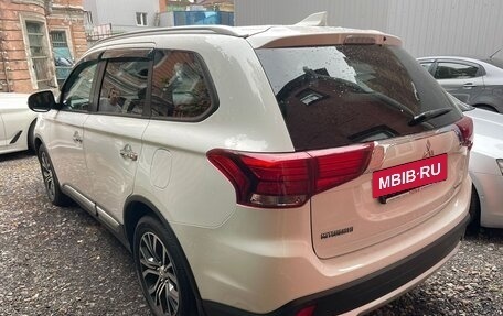 Mitsubishi Outlander III рестайлинг 3, 2016 год, 2 800 000 рублей, 11 фотография