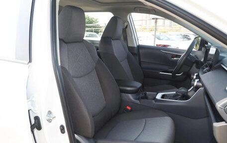 Toyota RAV4, 2024 год, 3 750 000 рублей, 13 фотография