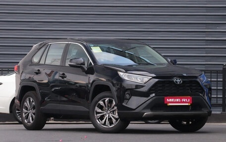 Toyota RAV4, 2024 год, 3 750 000 рублей, 2 фотография