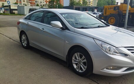 Hyundai Sonata VI, 2011 год, 1 050 000 рублей, 1 фотография