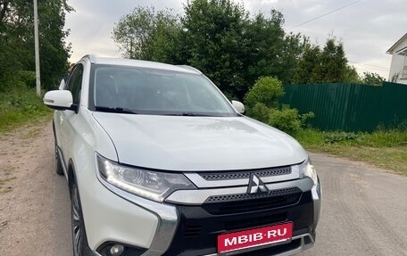 Mitsubishi Outlander III рестайлинг 3, 2019 год, 2 250 000 рублей, 1 фотография