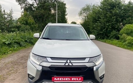 Mitsubishi Outlander III рестайлинг 3, 2019 год, 2 250 000 рублей, 2 фотография