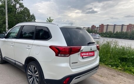 Mitsubishi Outlander III рестайлинг 3, 2019 год, 2 250 000 рублей, 4 фотография